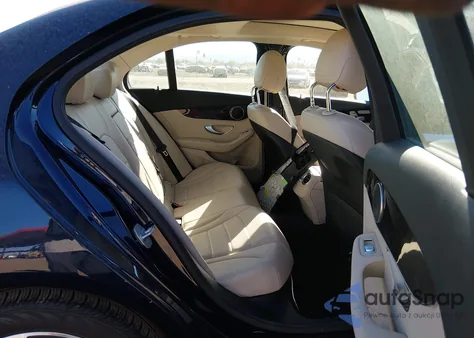 2016 Mercedes-Benz C 300 4Matic из США, поврежденный, VIN 55SWF4KB8GU143383